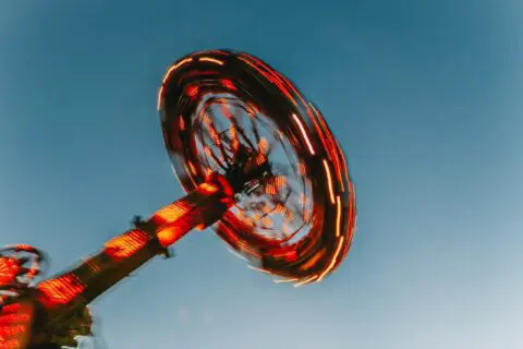 Amusement park ride simulating the effects of vertigo